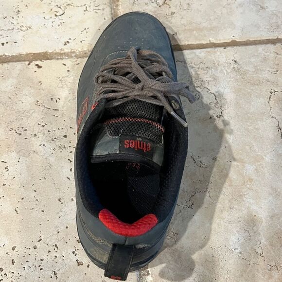 Etnies Culvert size 8.5 gray mountain biking shoes. main image 6